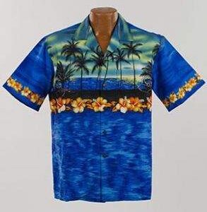 Chemise Hawaiienne Honolulu Sunset. Cette chemise à base de fleurs tropicales, de palmiers et de sunset sur fond Océan est distribuée par SURFPISTOLS